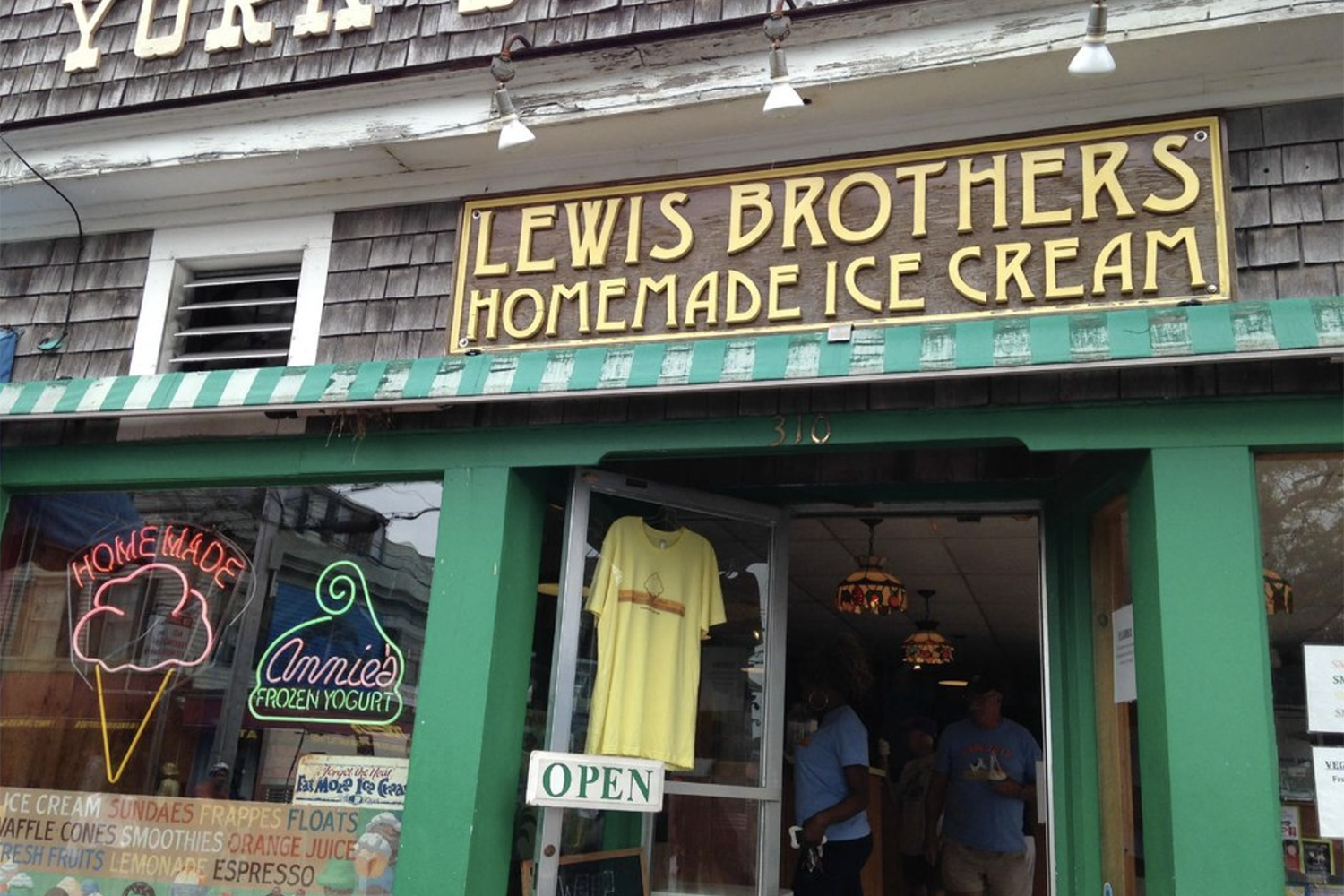 lewis brothers homemade ice cream on LEO edit.